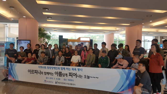 현수막 앞 단체사진 현수막 앞 단체사진