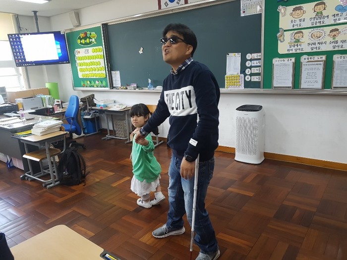 안내보행법에 대해 설명하는 모습 안내보행법에 대해 설명하는 모습