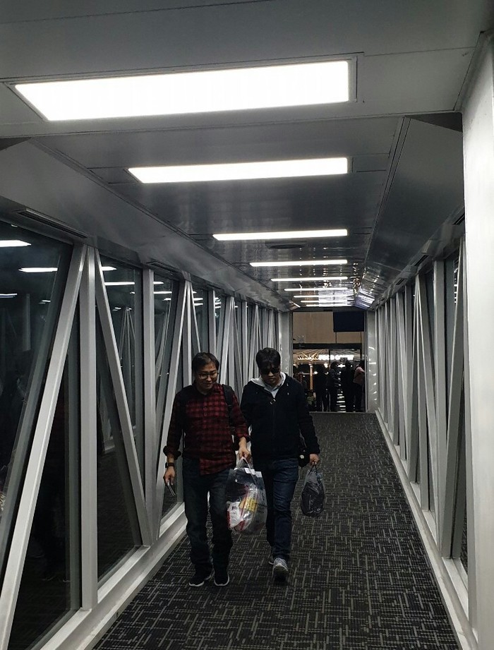 걷고 있는 이상훈 박순서 걷고 있는 이상훈 박순서