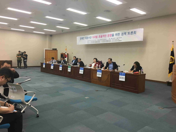 토론회 좌장이 중앙에 앉아 있고 양 옆으로 토론자들이 앉아 있는 모습 토론회 좌장이 중앙에 앉아 있고 양 옆으로 토론자들이 앉아 있는 모습