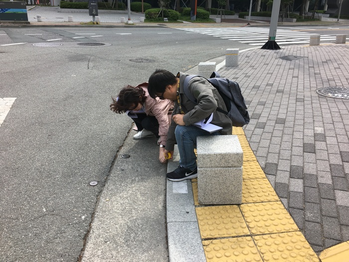 이상훈 팀장과 이경희 근로지원인이 턱 높이를 재는 모습 이상훈 팀장과 이경희 근로지원인이 턱 높이를 재는 모습