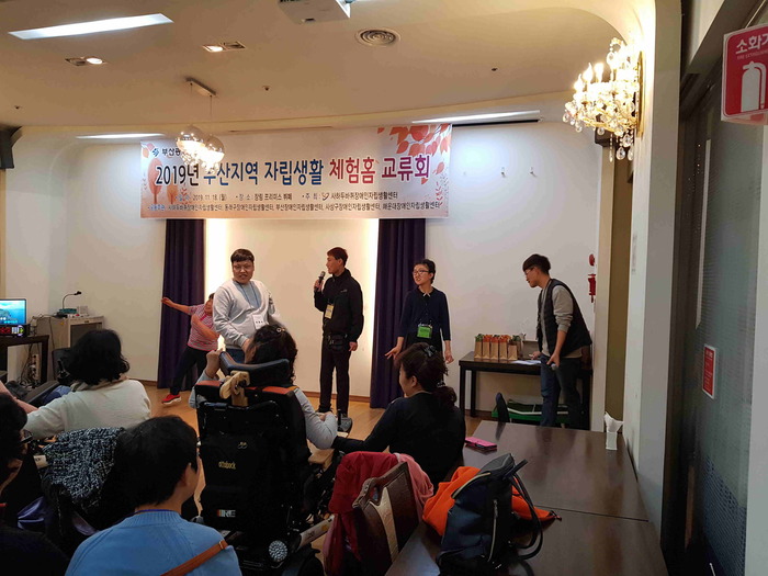 노래자랑을 하고 있는 회원 모습 노래자랑을 하고 있는 회원 모습