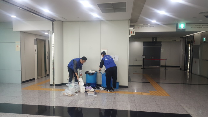 쓰레기 정리중인 자원봉사자 쓰레기 정리중인 자원봉사자