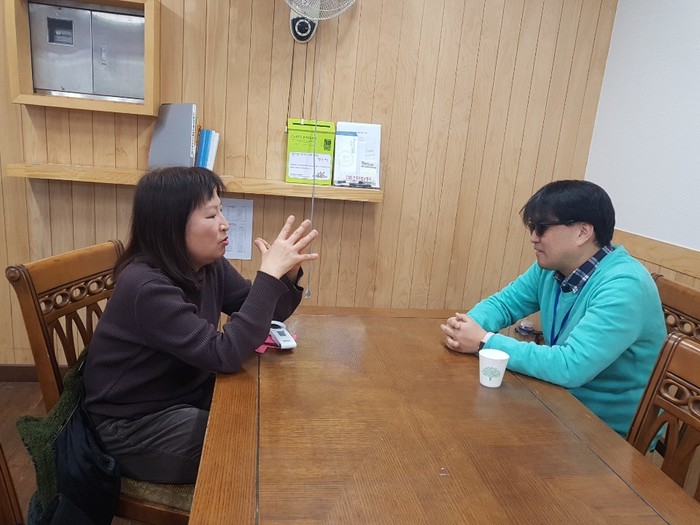 프레젠테이션 내용을 교육받는 교육생 모습 프레젠테이션 내용을 교육받는 교육생 모습