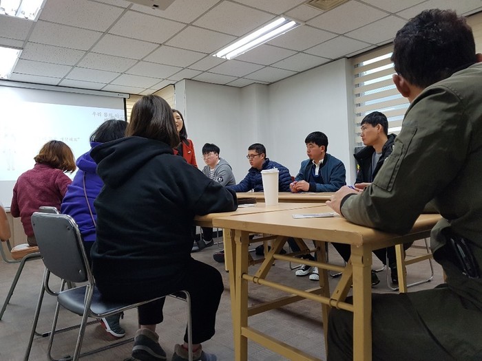 강사가 성교육 참가자들에게 얘기를 하고 있는 사진