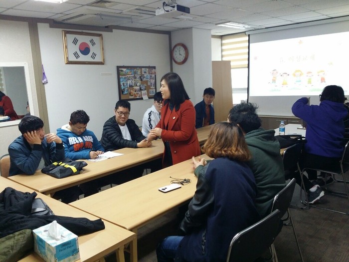 성교육 강사가 김정민 입주인에게 질문을 하고있는 사진