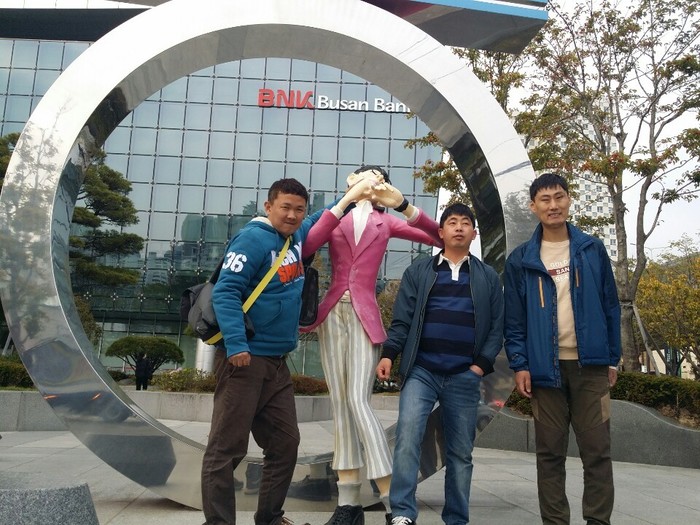 금융역사관 방문에 앞서 부산은행 본점 건물앞에서 김태우, 김정민,박강철사진