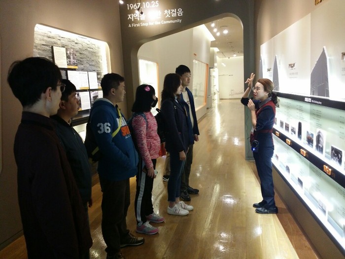 참가자들이 금융역사관에서 지역 금융에 대한설명을 듣고 있는 사진
