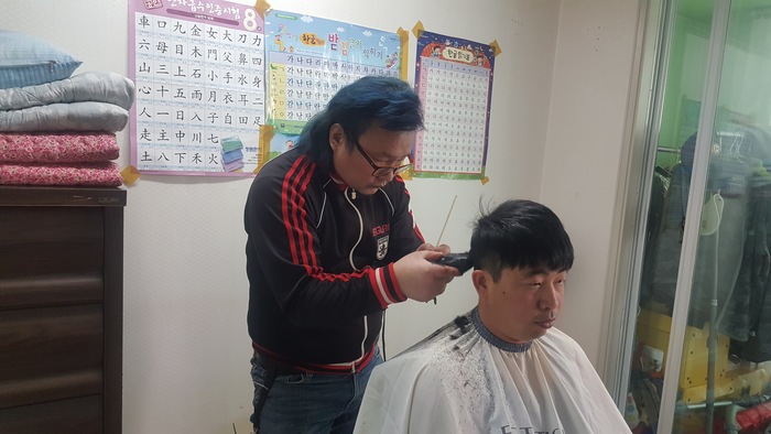 김정민 컷트중인사진 김정민 컷트중인사진