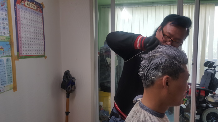 머리에 염색약이 발라져 있는 사진 머리에 염색약이 발라져 있는 사진