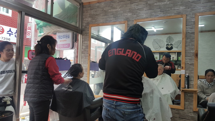 전영천, 김미희님 미용실 의자에 앉아 있는 사진 전영천, 김미희님 미용실 의자에 앉아 있는 사진