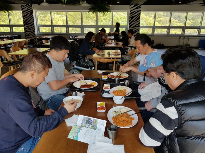 체험홈 식구들 식사하는 모습 체험홈 식구들 식사하는 모습