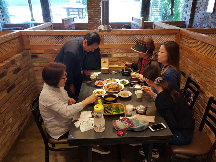 식당에서 식사하고 있는 모습 식당에서 식사하고 있는 모습