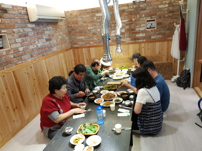 식당에서 식사하고 있는 모습 식당에서 식사하고 있는 모습