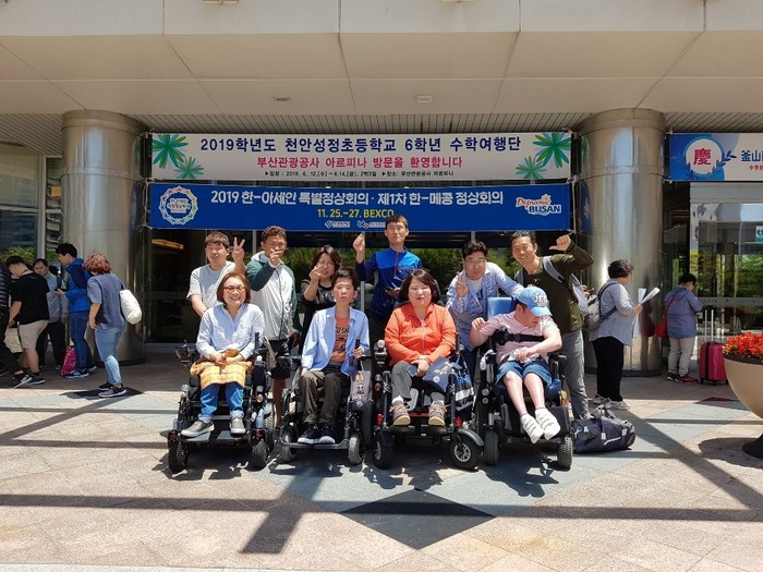 1박2일간의 일정을 마치고 숙소인 아르피나 정문앞에서 찍은 기념사진