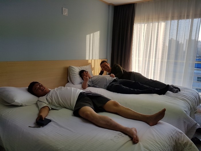 숙소 같은방 배정을 받아 침대에 편하게 누워보는 김태우, 김정민씨 사진