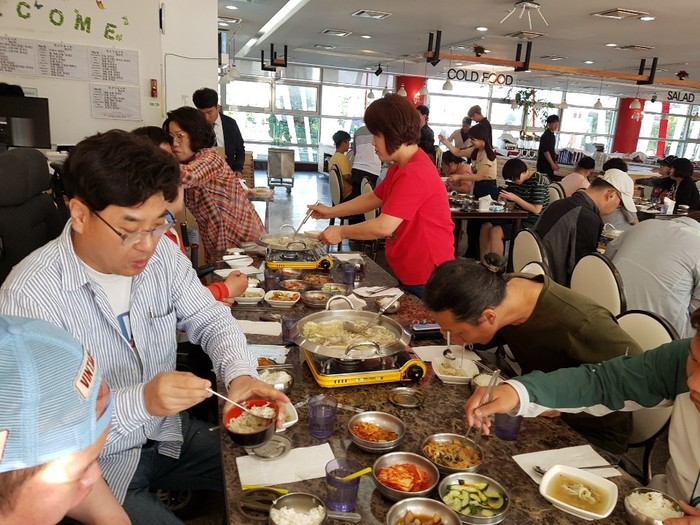 저녁식사를 하고있는 마리원, 마리두 입주인들 사진