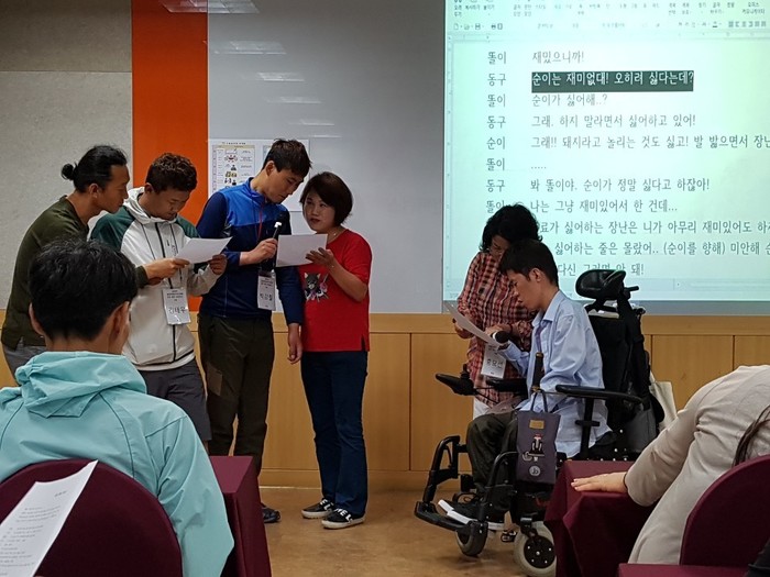 김태우,김자운,박강철씨가 활동지원사들의 지원을 받으며 역할극을 하는 사진
