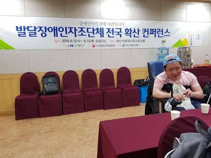행사 주제가 적혀있는 현수막을 배경으로 포즈 잡은 전연식씨 사진 행사 주제가 적혀있는 현수막을 배경으로 포즈 잡은 전연식씨 사진