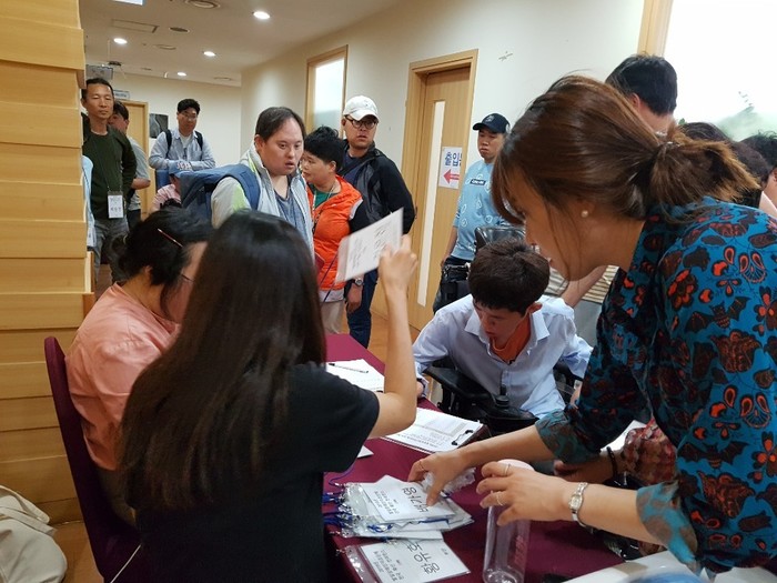 발달장애인자조단체 전국확산컨퍼런스 참가 접수 섬영을 하는 김자운사진 발달장애인자조단체 전국확산컨퍼런스 참가 접수 섬영을 하는 김자운사진