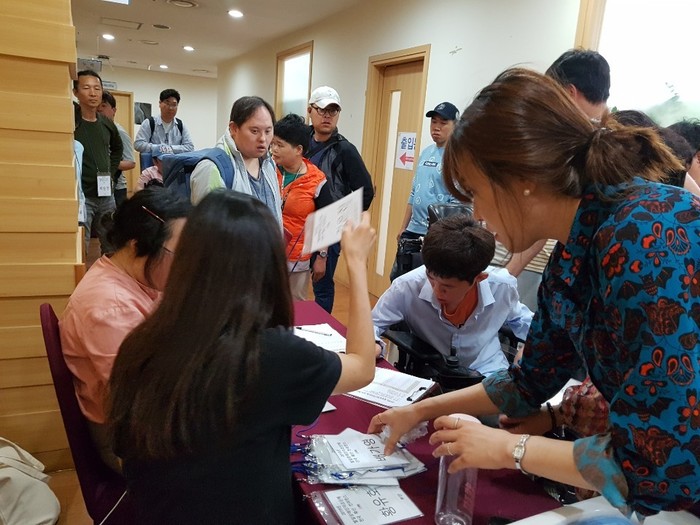 발달장애인자조단체 전국확산컨퍼런스 참가 접수 섬영을 하는 김자운사진