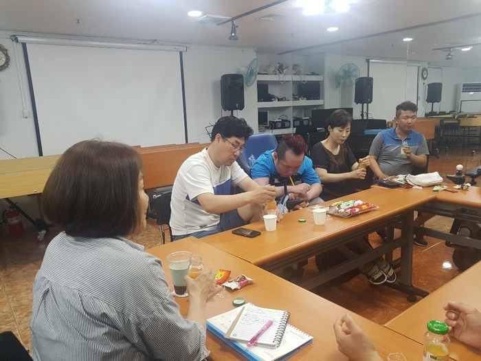 마리원 8월 반상회 진행 마리원 입주인들 간식을 먹으며 회의 진행 사진