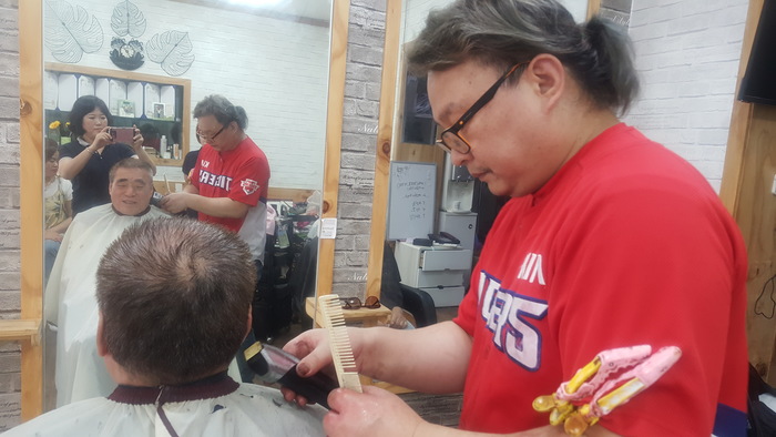 전영천님 컷트 후 염색 준비중 전영천님 컷트 후 염색 준비중