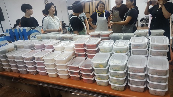 일회용 도시락에 음식 포장 된 사진 일회용 도시락에 음식 포장 된 사진
