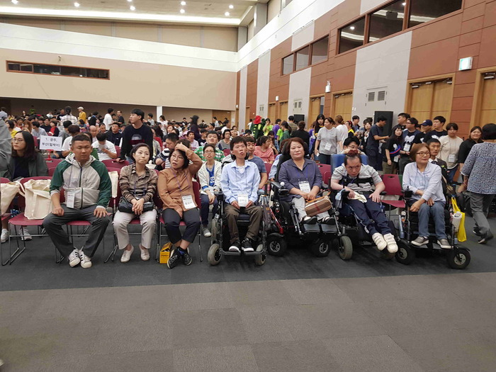 체험홈 식구들 좌석에 앉아있는 전체 모습 체험홈 식구들 좌석에 앉아있는 전체 모습