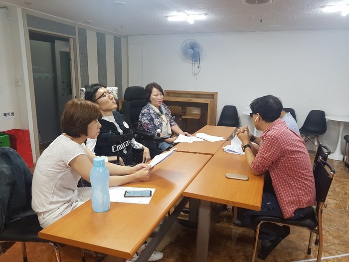 왼쪽 활동지원인, 정현욱, 추미선 활동가가 앉아 있고 오른쪽에는 이상훈 팀장, 박순서 주임이 앉아 있는 모습