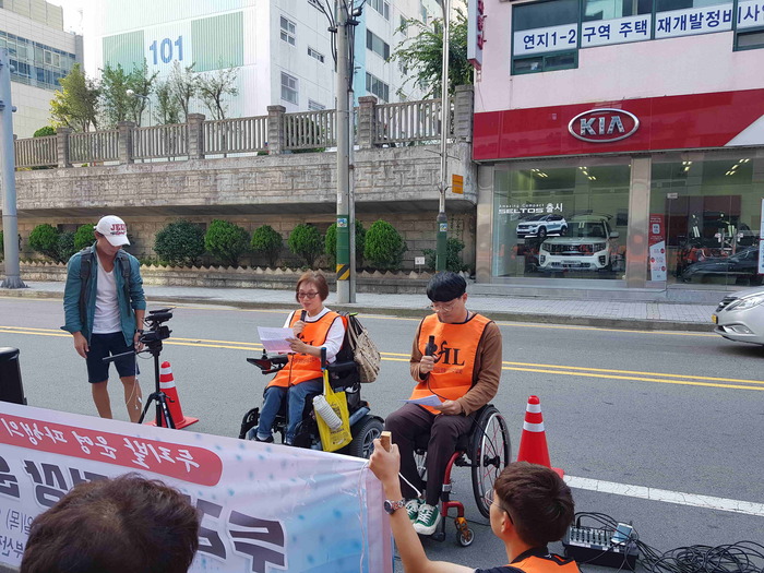 휠체어 장애인이 마이크를 들고 있는 모습 휠체어 장애인이 마이크를 들고 있는 모습