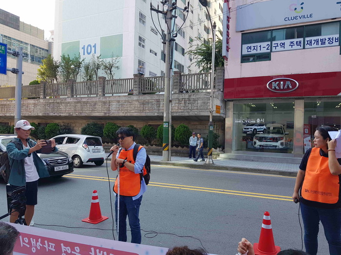 이상훈 팀장님이 마이크를 들고 있는 모습 이상훈 팀장님이 마이크를 들고 있는 모습