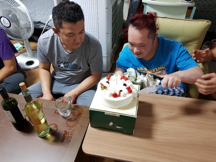 김태우씨 전연식씨 생일 케익 자르는 모습