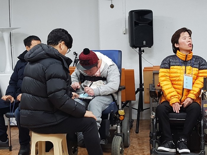 동료상담전 본인들의 닉네임 만들어 적는 모습 동료상담전 본인들의 닉네임 만들어 적는 모습