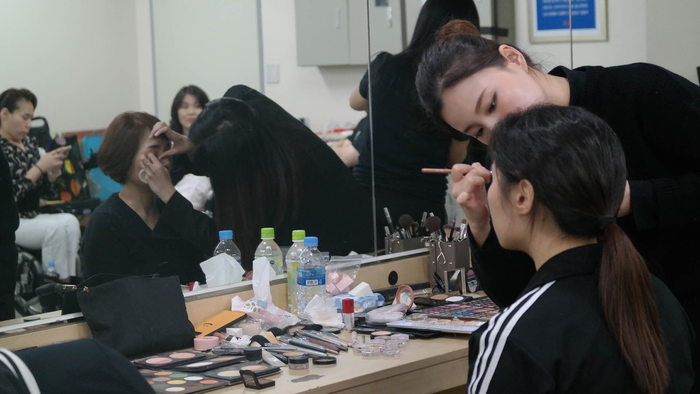 메이크업 중인 배우들 메이크업 중인 배우들