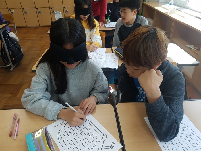 미로찾기 체험을 하는 학생들 모습 미로찾기 체험을 하는 학생들 모습