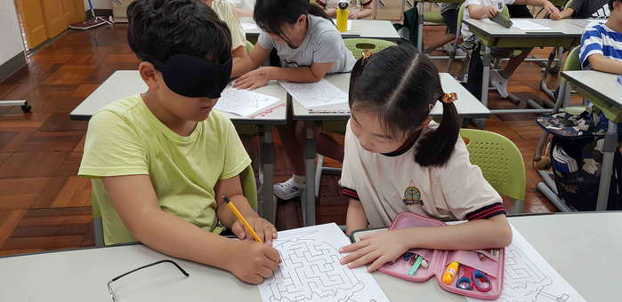 미로찾기 체험을 하고 있는 송정초등학교 학생들 모습