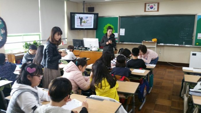 미로찾기하는 학생들 모습 미로찾기하는 학생들 모습
