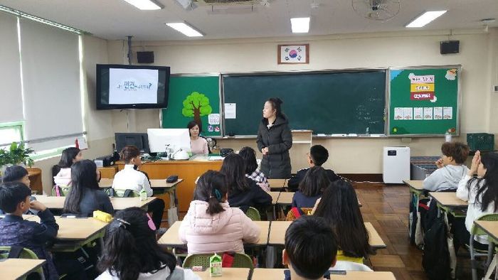 편견에 대해 설명하고 있는 김경미 강사 모습 편견에 대해 설명하고 있는 김경미 강사 모습