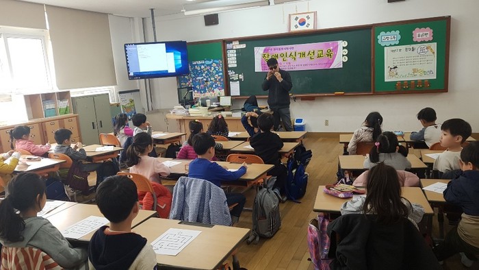 오카리나를 학생들에게 연주하는 이상훈 팀장 모습 오카리나를 학생들에게 연주하는 이상훈 팀장 모습