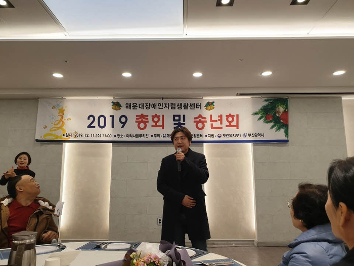 권익옹호기관 대표 수상소감 발표중 권익옹호기관 대표 수상소감 발표중