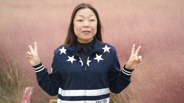 핑크뮬리 배경으로 김정미 소장 독사진 핑크뮬리 배경으로 김정미 소장 독사진