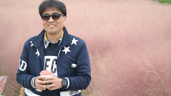 핑크뮬리 앞에서있는 이상훈 팀장 핑크뮬리 앞에서있는 이상훈 팀장