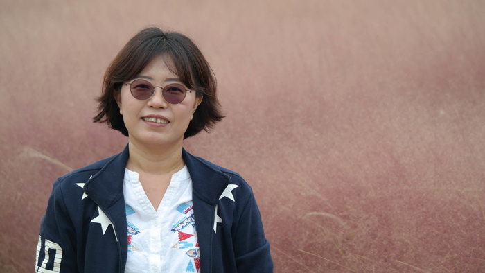 핑크뮬리 앞에서있는 김정옥 국장 핑크뮬리 앞에서있는 김정옥 국장