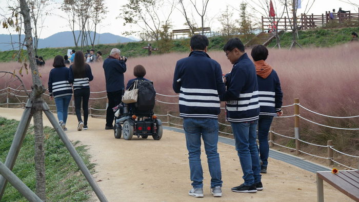 직원들 걸어가는 뒷모습 직원들 걸어가는 뒷모습