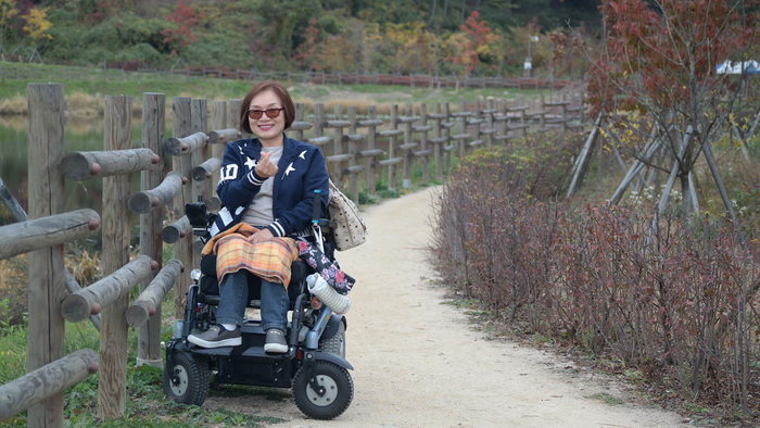 휠체어를 탄 하윤숙 님 휠체어를 탄 하윤숙 님