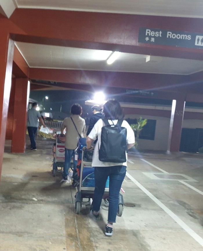 사이판 공항 안으로 들어가는 직원들 사이판 공항 안으로 들어가는 직원들