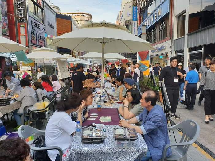 문화다양성 축제를 즐기는 사람들 문화다양성 축제를 즐기는 사람들