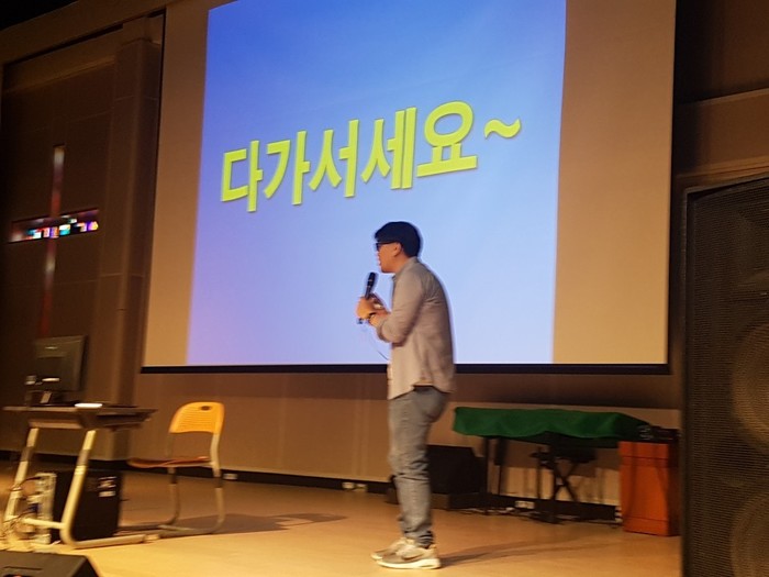 성지고등학교 학생들을 대상으로 강의하고 있는 이상훈 강사 모습 성지고등학교 학생들을 대상으로 강의하고 있는 이상훈 강사 모습