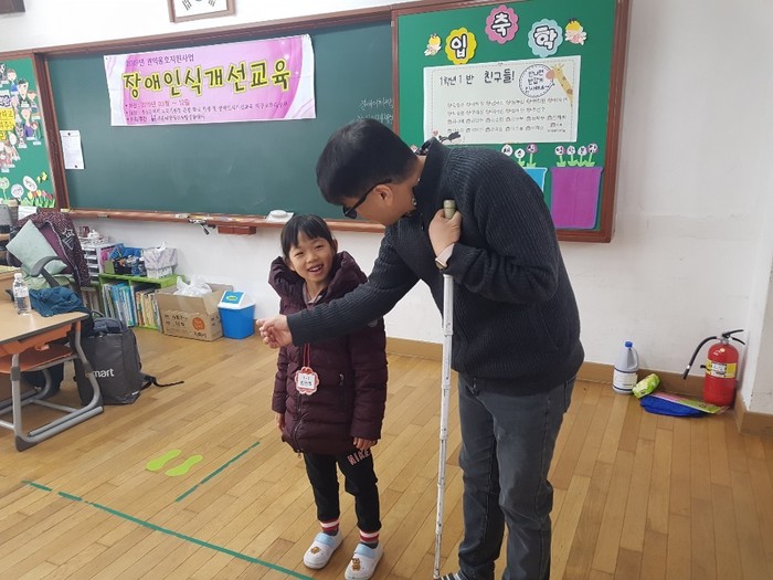 안내보행법을 설명하는 모습 안내보행법을 설명하는 모습